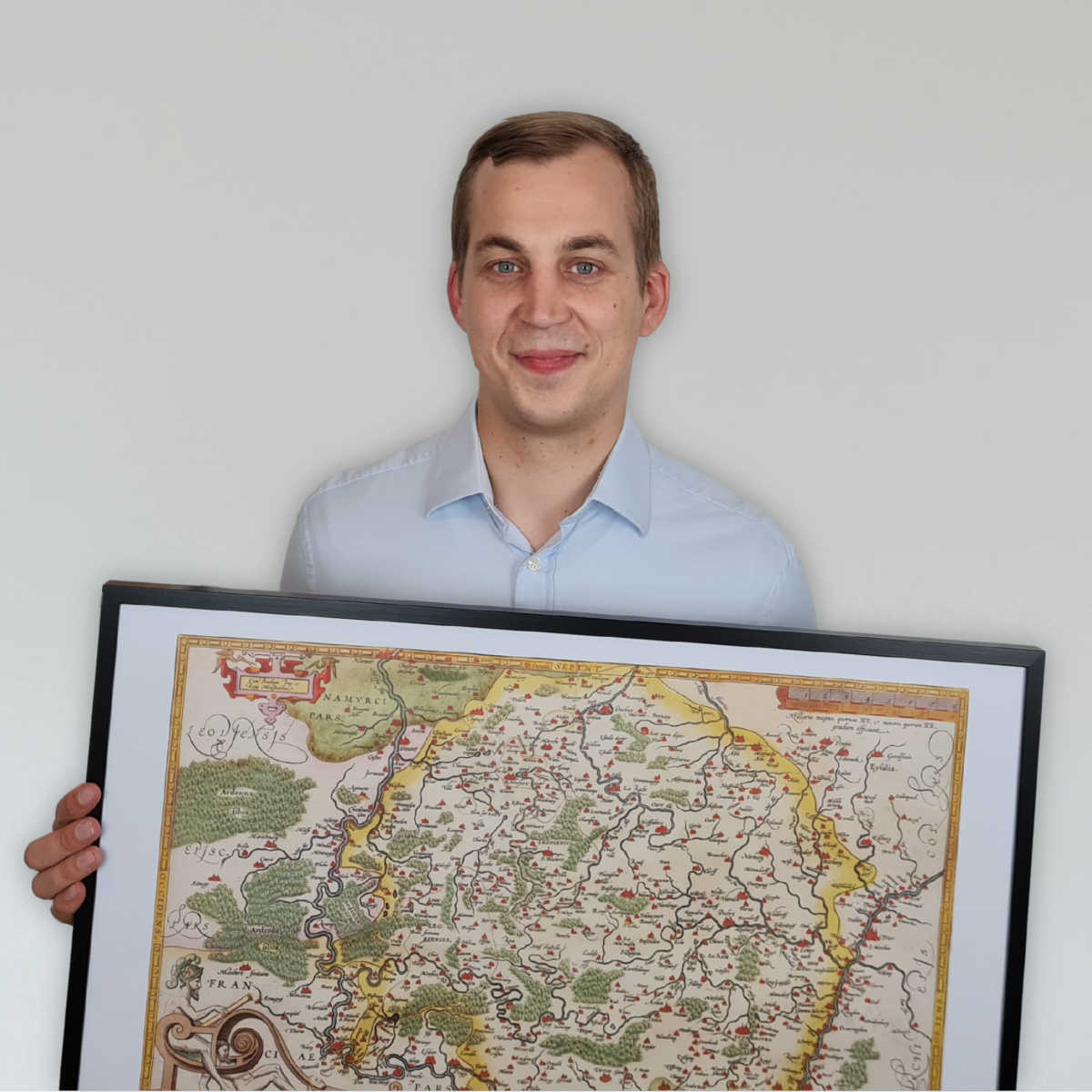 Gründer Johannes Rothert mit gerahmter Landkarte in der Hand